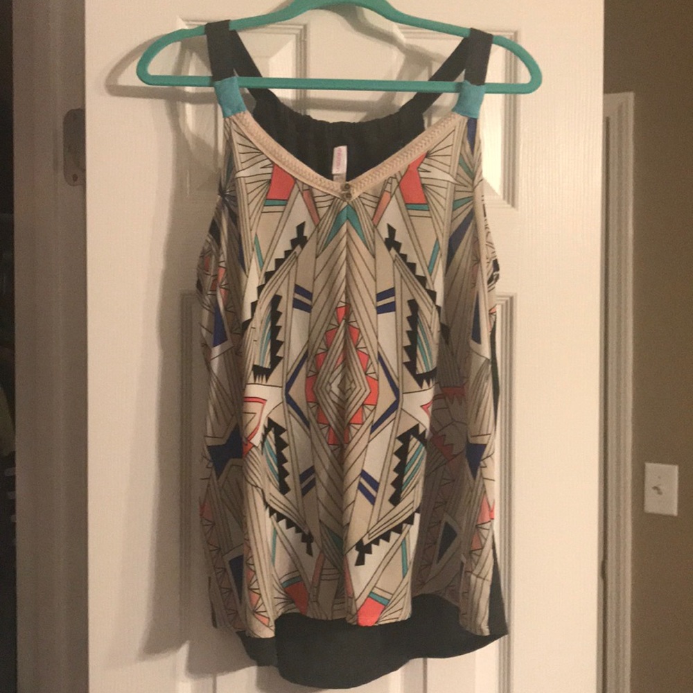 Xhilaration tank with abstract design